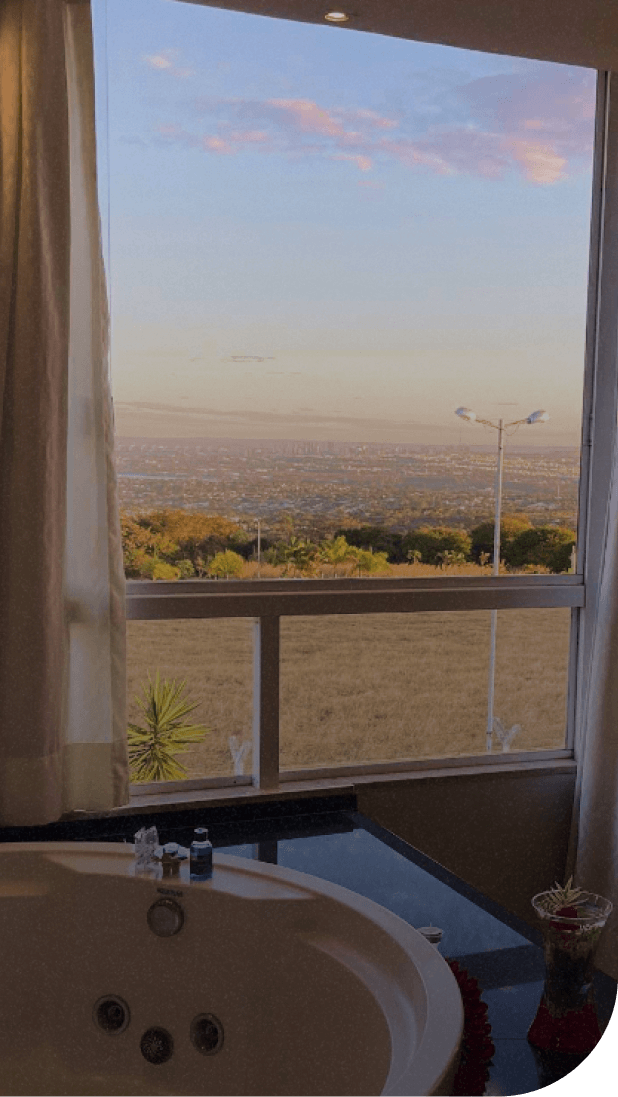 imagem de suíte com hidro e vista panorâmica